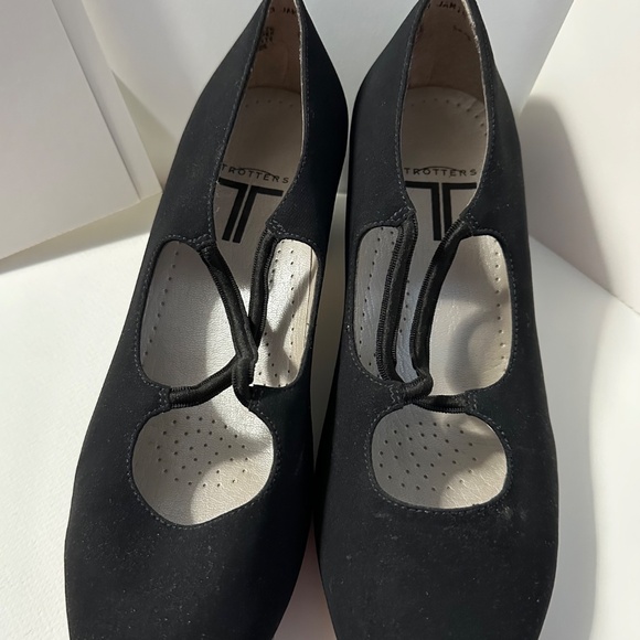 Brand New Trotters Black Low Heel Shoes with Elastic Strap – Size 8WW - Picture 2 of 13